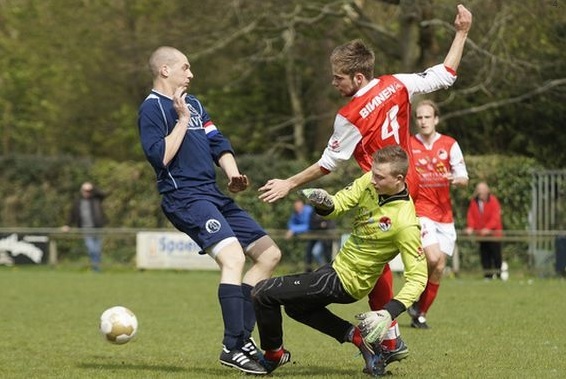 Erik Joling in duel met een aantal spelers van De Sweach. (Foto: A. Oldenbeuving)