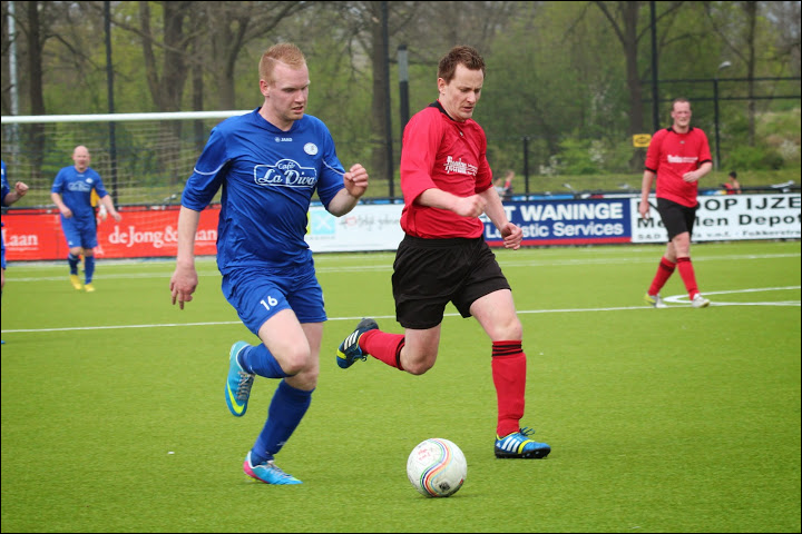 Martijn Kuper (R) in achtervolging op zijn tegenstander. Op de achtergrond spits Rob Lutjeboer