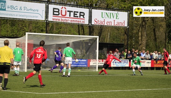 Arjen Norder scoort, maar de goals zal geannuleerd worden...
