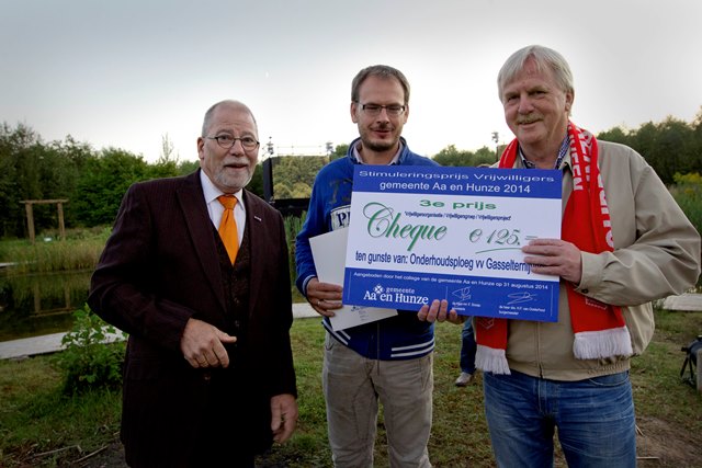 Wethouder Dijkstra reikt een cheque uit aan secretaris Otto Torenbosch en voorzitter Piet Wolters...