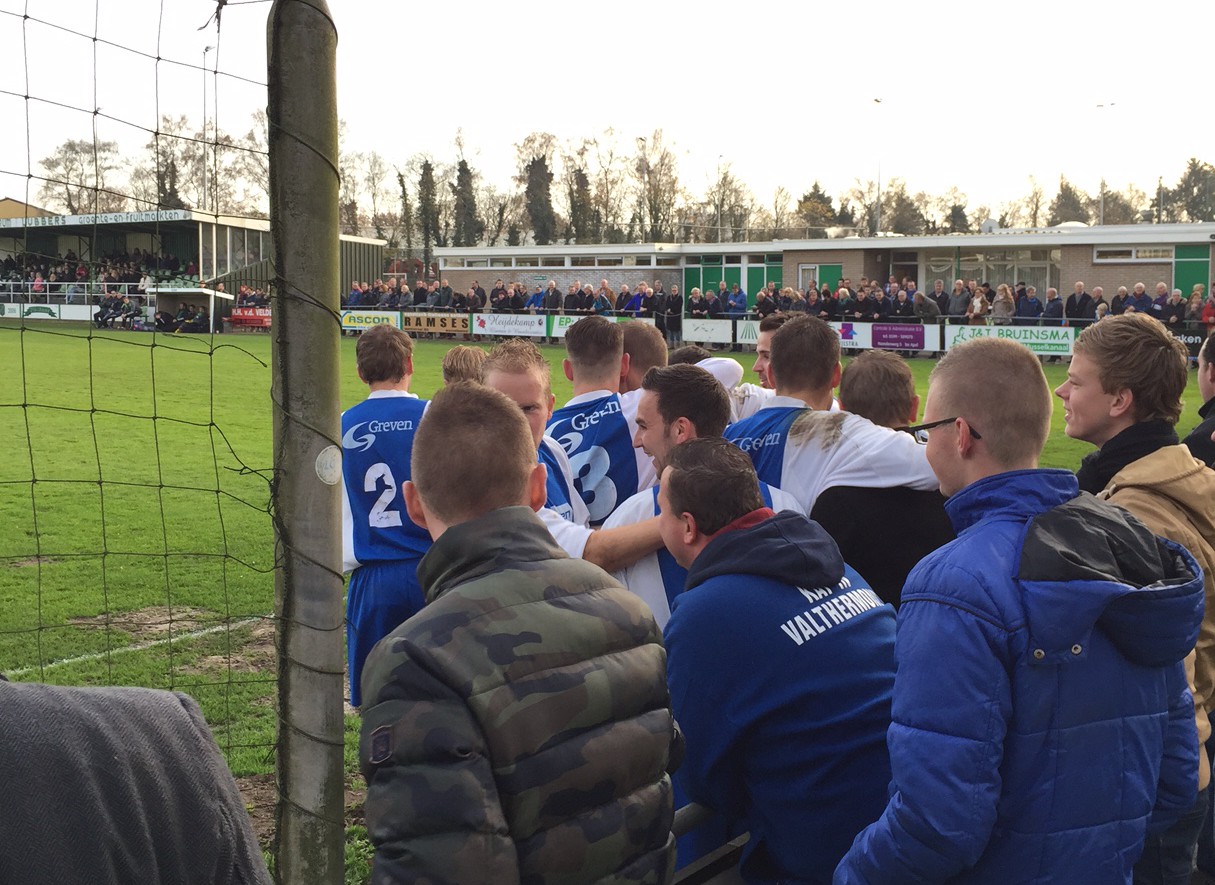 De spelers van Valthermond vieren de 0-1 met hun supporters...