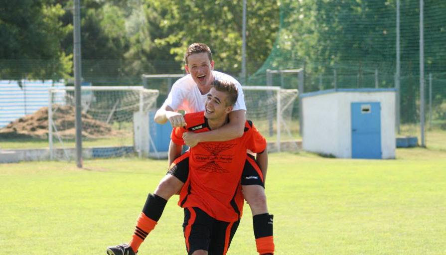 Tom Meijers (in oranje) als speler van het Jeugdteam Kanaalstreek, samen met Ferdy Kuipers (Westerwolde)...