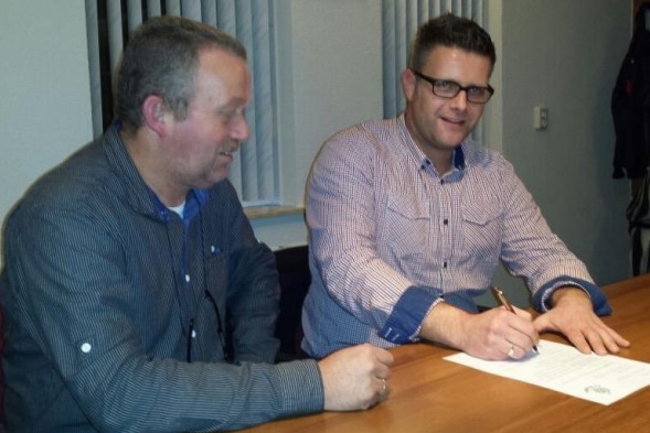 Tseard van der Meer tekent zijn contract bij SV Mussel...