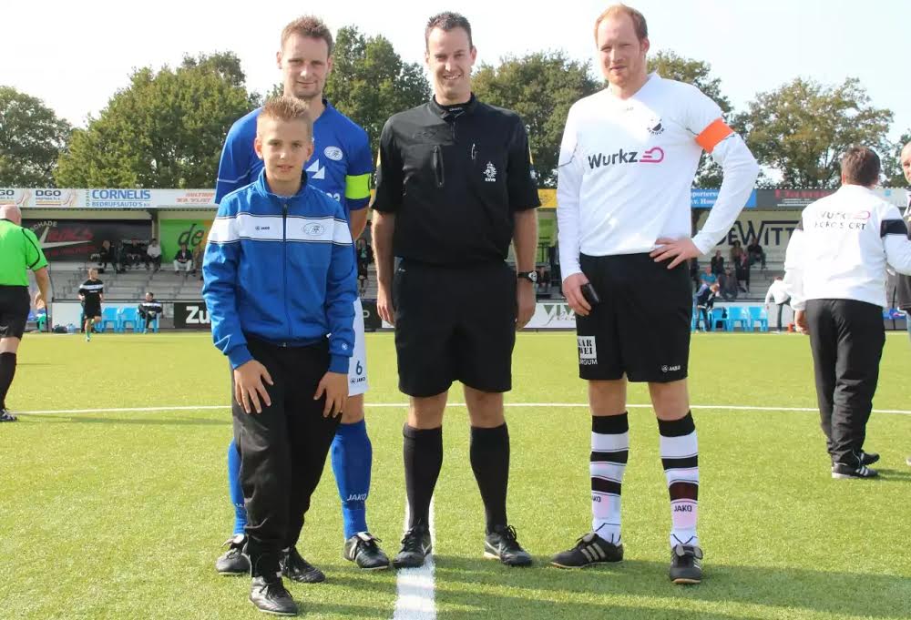 Meems poseert voorafgaand aan zijn laatste wedstrijd met de aanvoerders van Hoogeveen en Steenwijk (Foto: v.v. Hoogeveen)