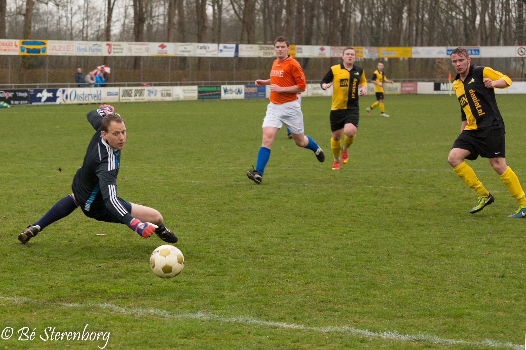 Rein Koudstaal kijkt een bal naast het doel... (foto: Bé Sterenborg)