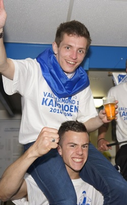Lars Baas stort zich, met teamgenoot Arjan Leeuwinga op de schouders, in het feestgedruis...
