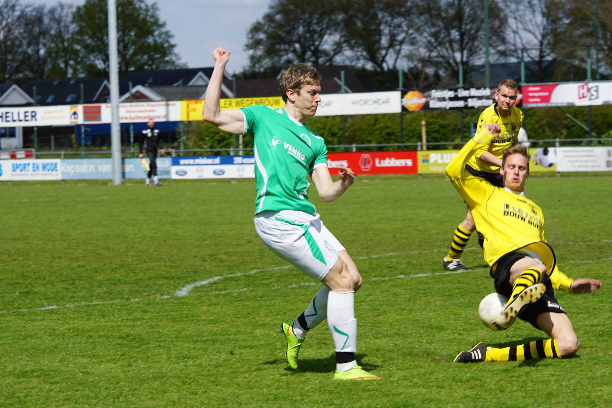 Luuk Kenter voegde twee goals aan zijn totaal toe... (foto: Andries Middelbos)