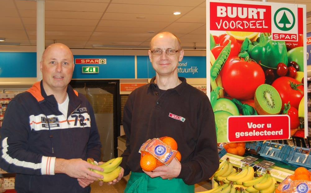 Edwin van der Vries (links) samen met supermarkt-ondernemer Dolf Stuiver...