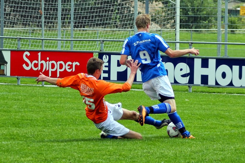 Joey Spiegelaar (oranje) in actie namens zijn oude club Nieuw Buinen.