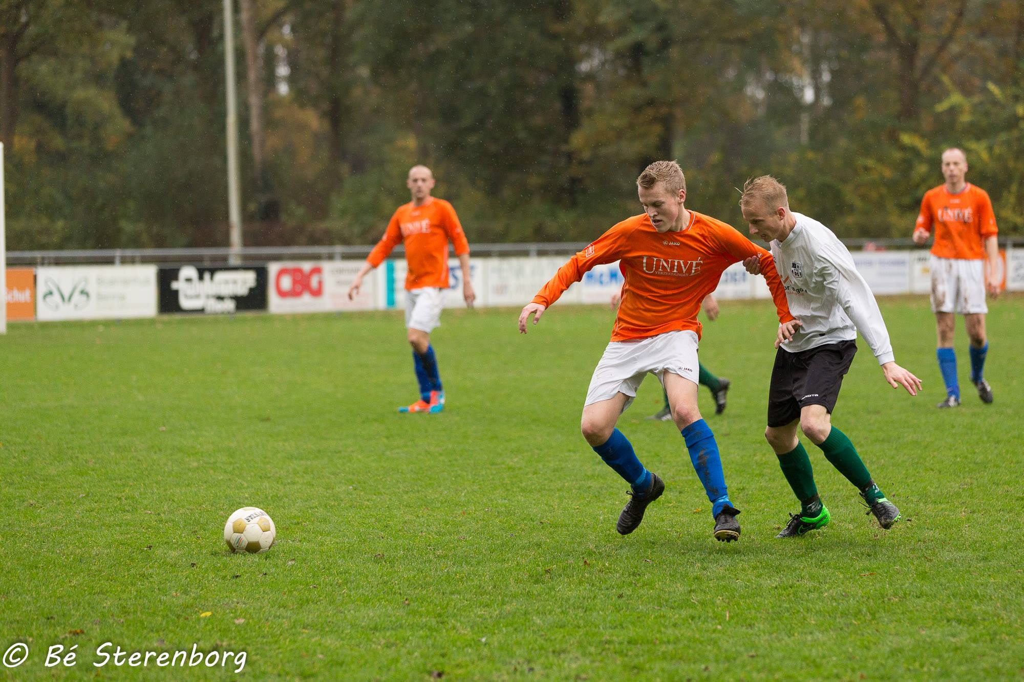 Sven Jaegers houdt een VVK-speler van zich af (Foto: Bé Sterenborg)