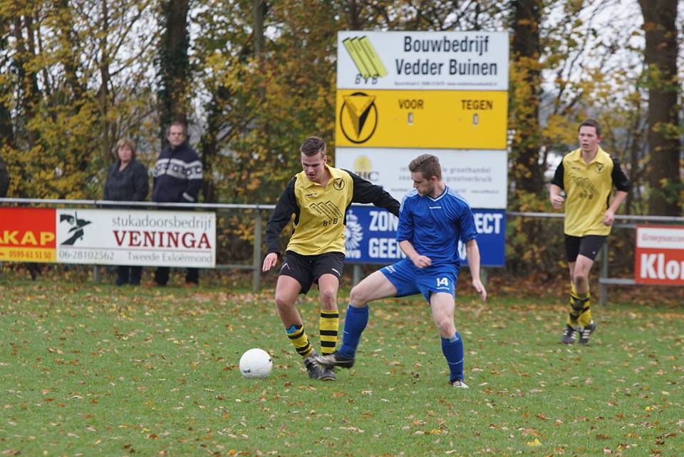 Een moment tijdens de derby tussen Buinen en Buinerveen (Foto: Andries Middelbos)