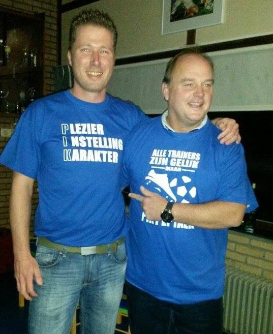 Trainer Ludie Hulshof (rechts) lijkt het P.I.K. t-shirt wel te kunnen waarderen (Foto: Facebook v.v. Buinerveen)