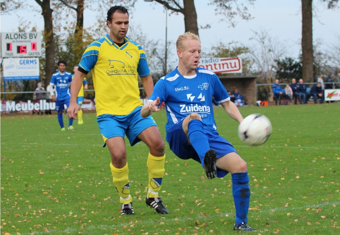 Faizel Slagveer (links) moest al vroeg invallen en deed dit met verve (Foto: www.vvhoogeveen.nl)