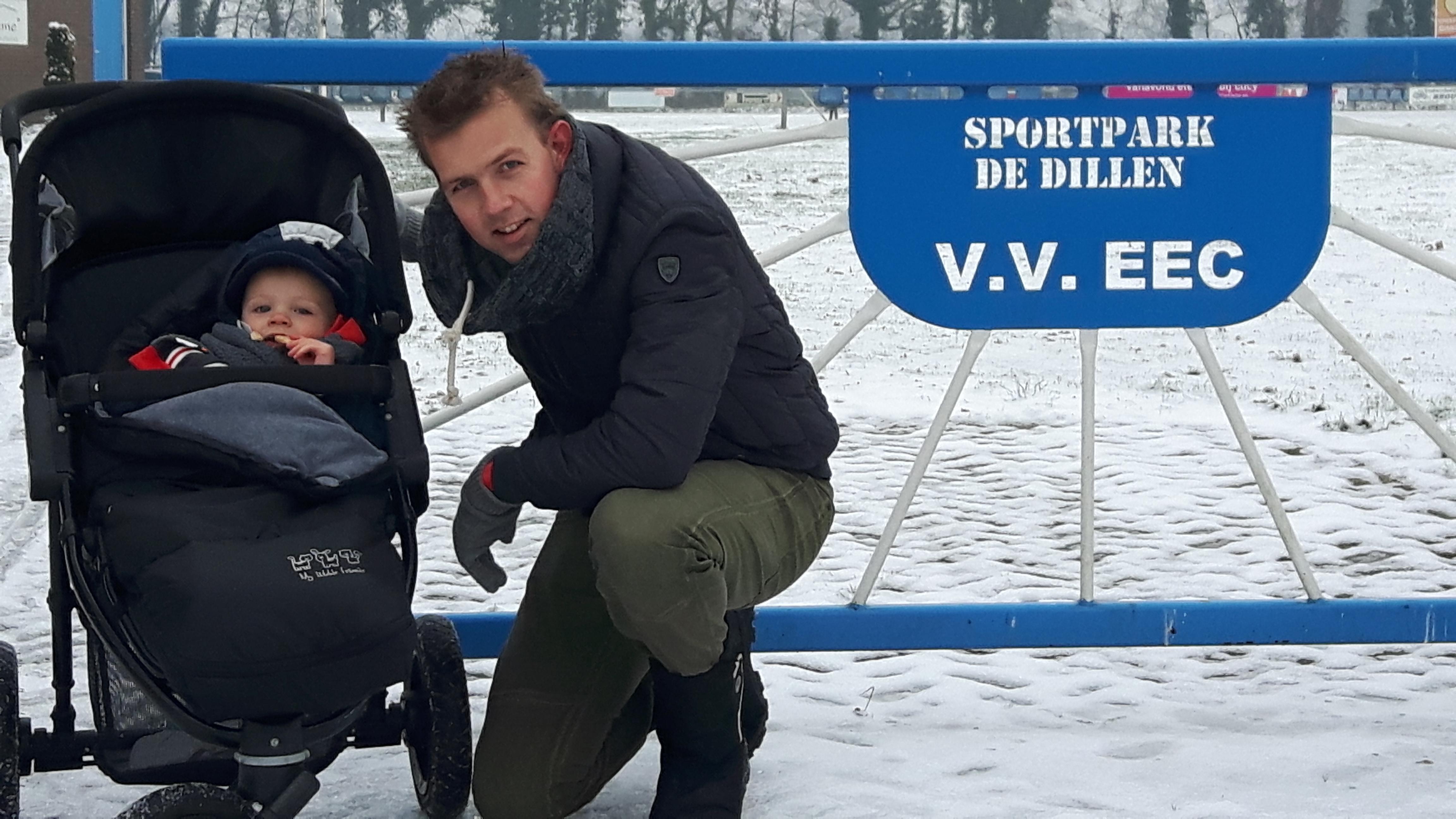 Harjo van der Valle met zijn jongste telg op sportpark 'De Dillen'...