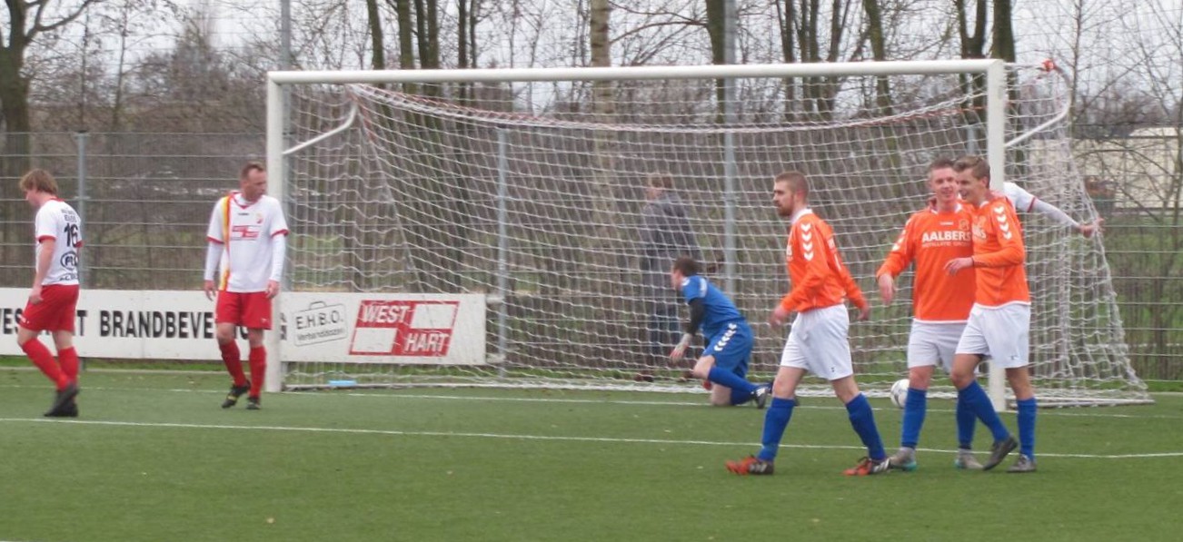 Gert Lukens, terug bij Nieuw Buinen, direct betrokken bij een goal... (foto: v.v. Nieuw Buinen)