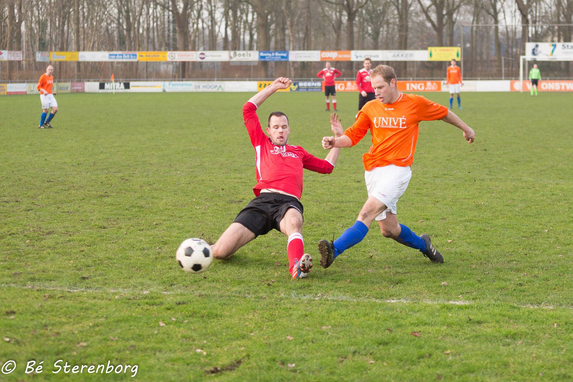 Chris Strockmeijer maakte beide Onstwedder goals...  (foto's: Bé Sterenborg)