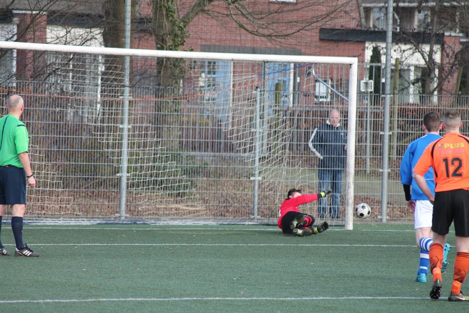 Beslissend moment in de wedstrijd: Wouter Rozema stopt een strafschop van Hollandscheveld... 