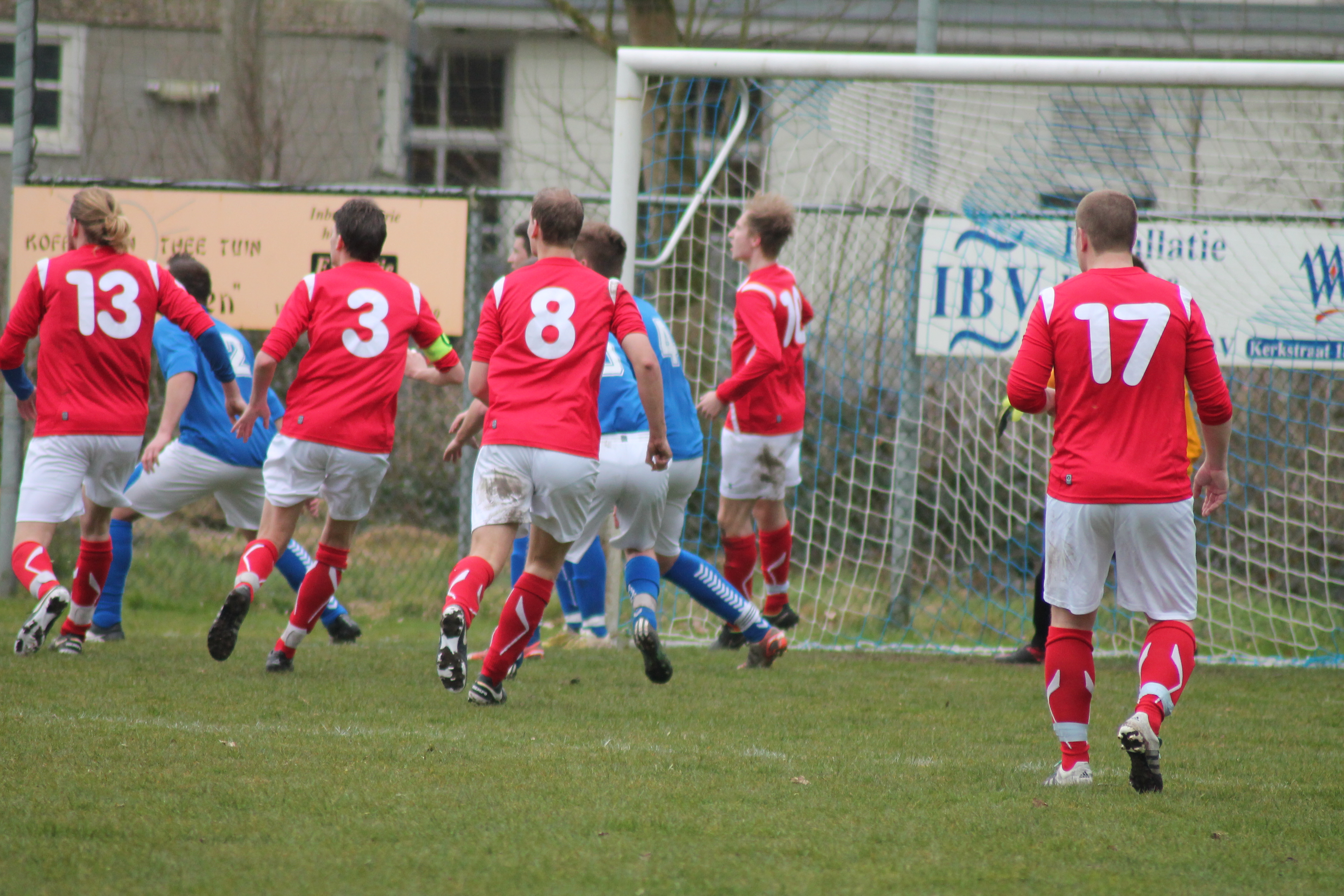 Een spaarzaam moment van SJS (spelend in rood) voor de goal van Veenhuizen... (foto: Brigitte de Wijk)