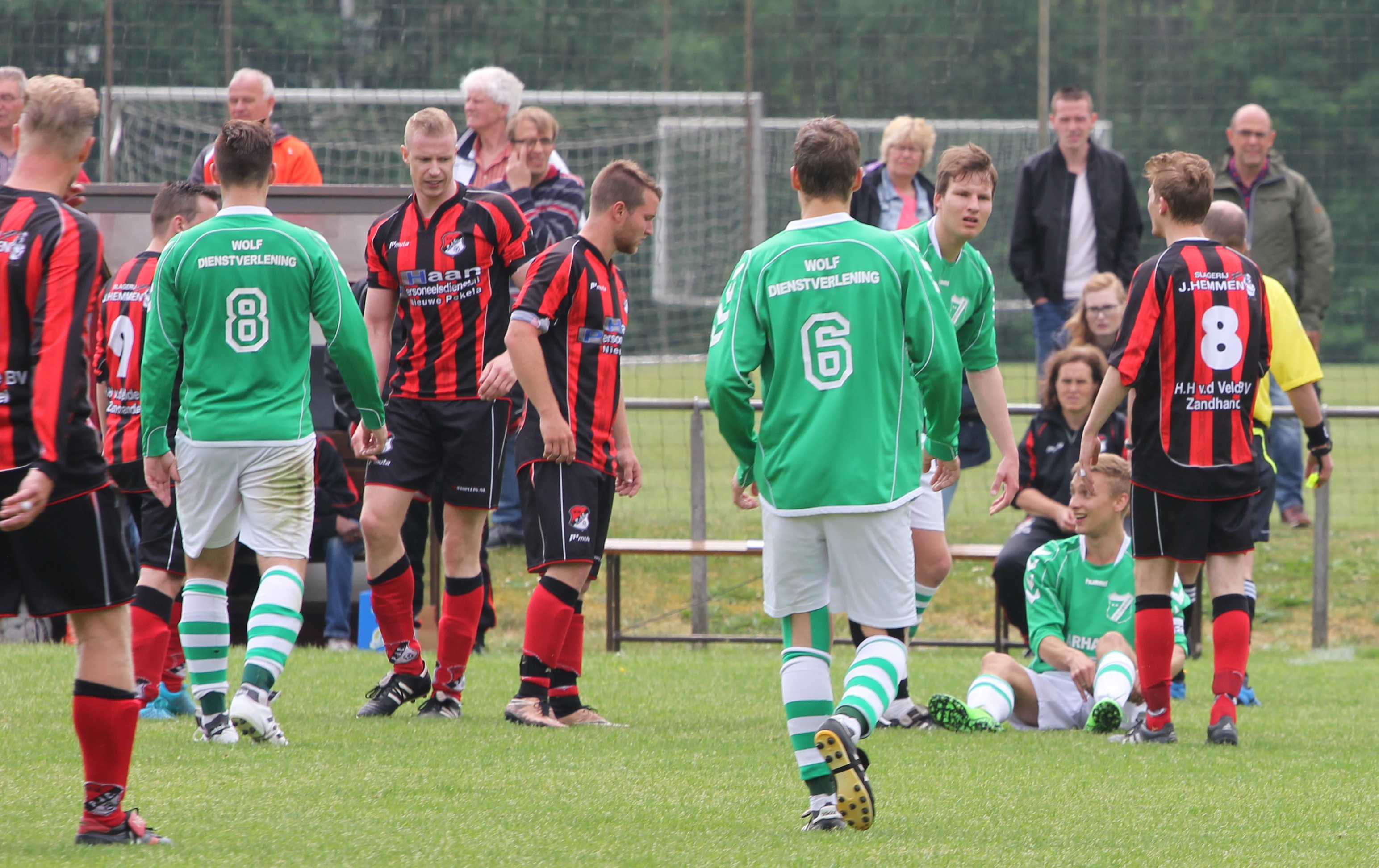 Beslissend moment in de wedstrijd: Bert Hut en Jerremy Weerts (zittend) krijgen rood...