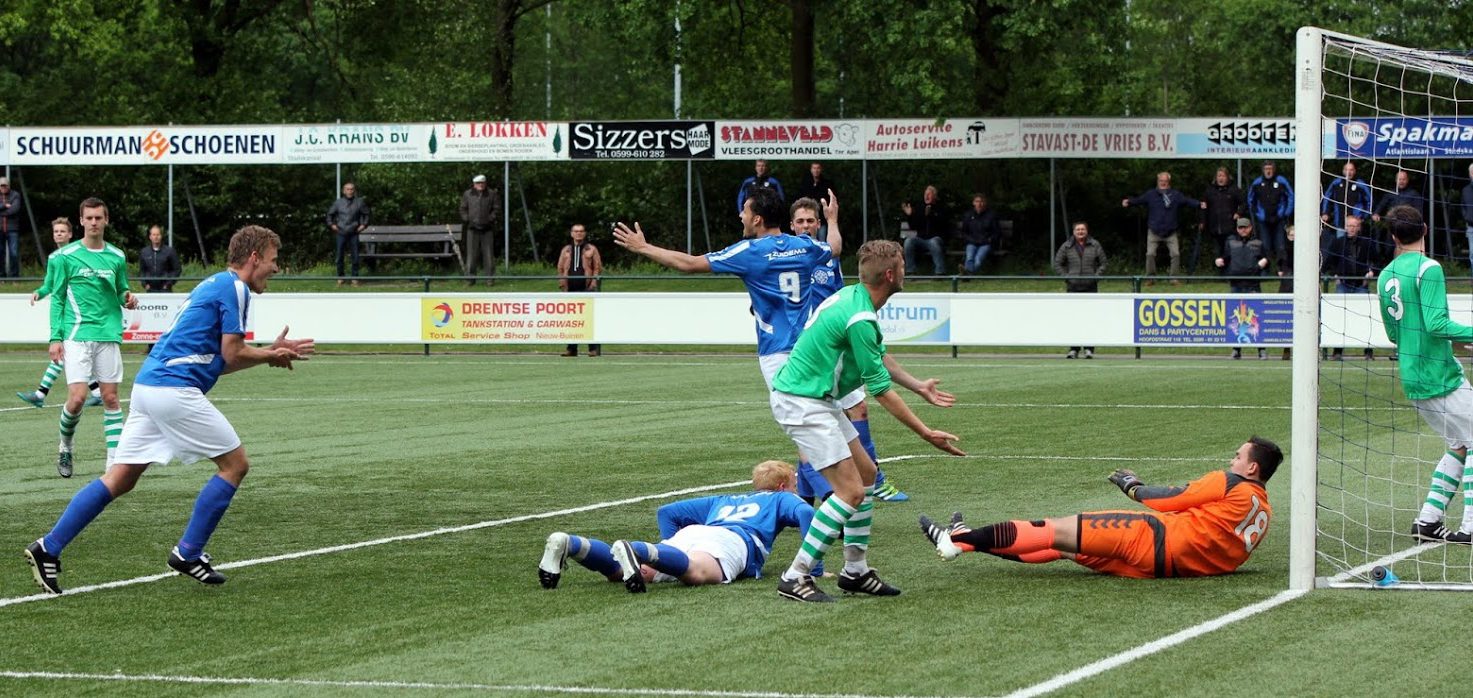 Tristan Rotman (liggend) heeft SC Stadskanaal richting de nacompetitie gekopt... (foto: Stoffer Bakker)