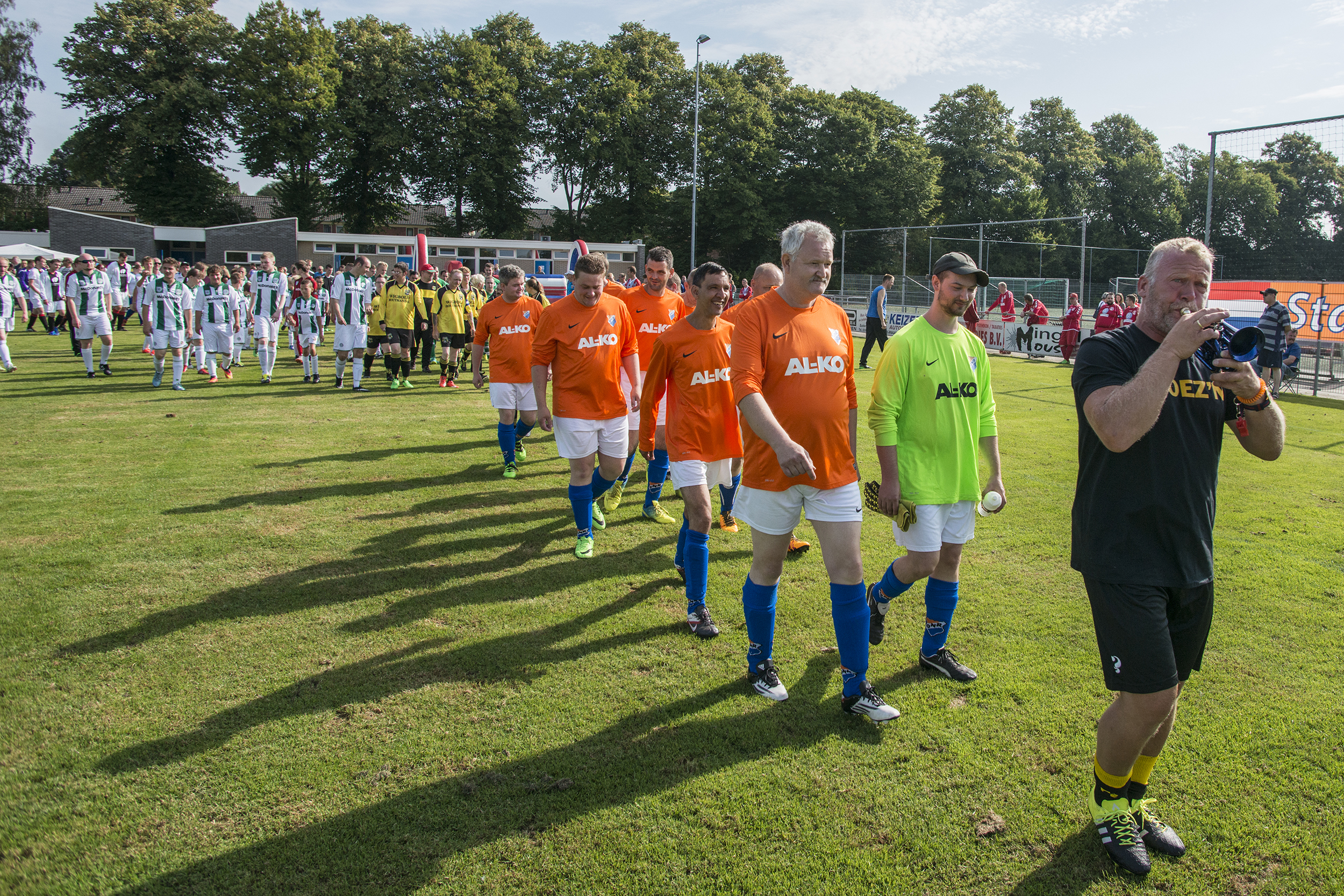 Henk de Haan begeleidt spelers naar het veld voor de warming-up (Foto: Henk Bosma)