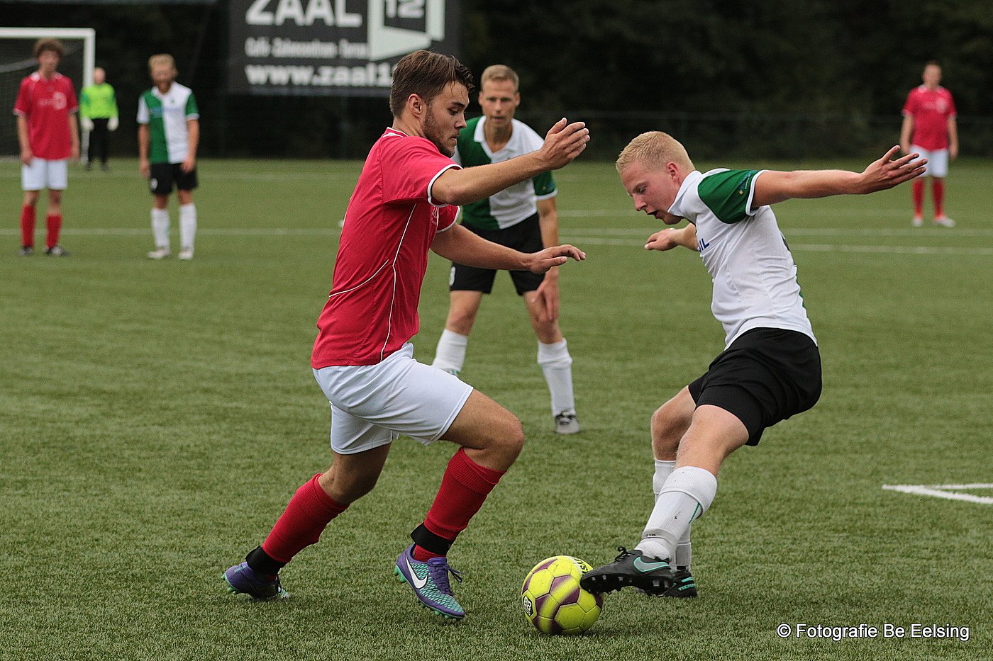 Marco Boskers probeert een tegenstander te passeren... (foto: Bé Eelsing)