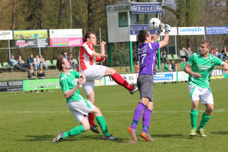 Arjan Scholte Aalbes stompt de bal weg in de wedstrijd tegen Gieten (Foto: FC Kanaalstreek)