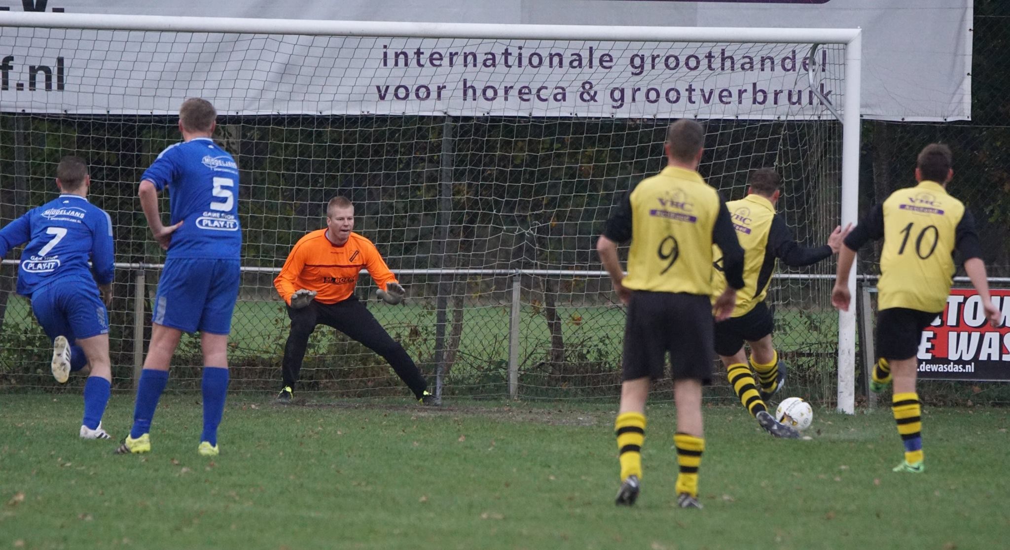 De beslissing in de wedstrijd: MichielVedder schiet raak... (foto: Andries Middelbos)